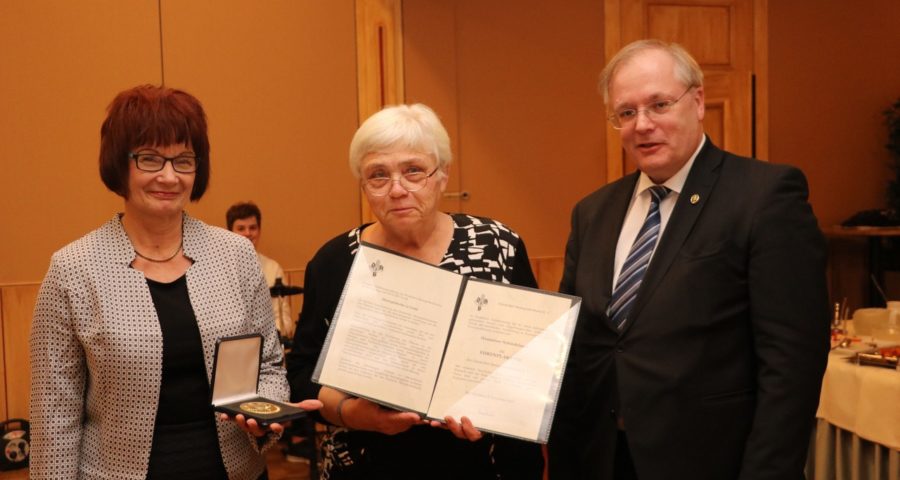 Präsidentin Hofmann und Vizepräsident Karbowski überreichen Plakette und Urkunde an Hannelore Schindelasch